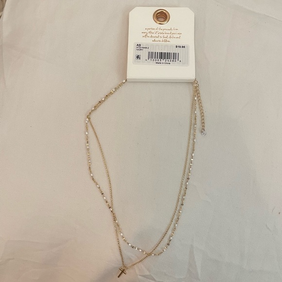 Never worn gold cross necklace - Picture 3 of 4